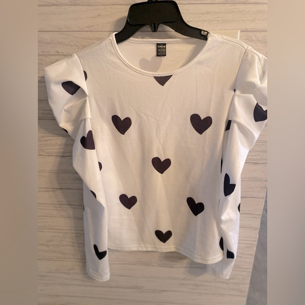 White long sleeve crop top with black hearts Valentine’s Day puffed sleeve
